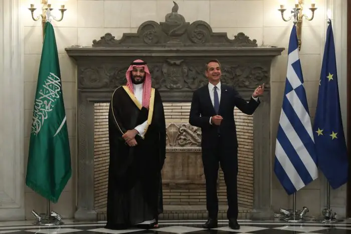Unser Archivfoto (© Eurokinissi) entstand während eines früheren Treffens zwischen Premierminister Kyriakos Mitsotakis (r.) und dem Kronprinzen Mohammed bin Salman bin Abdulaziz Al Saud.
