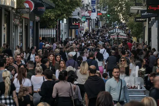 Foto (© Eurokinissi): In der Einkaufsmeile der Ermou in Athen drängen sich die Menschen. 