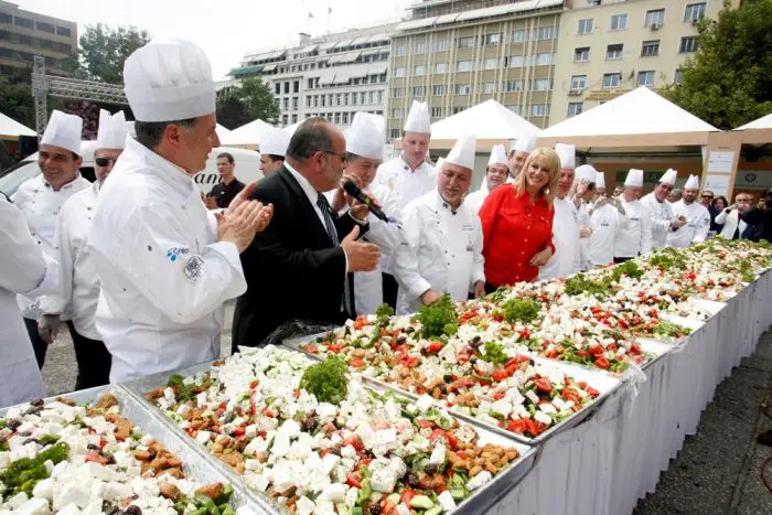 Unser Archivfoto (© Eurokinissi) entstand 2011 im Rahmen eines Food-Festivals mit griechischen Produkten. Abgebildet ist der griechische Salat 