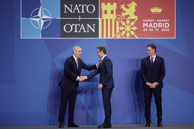 Unser Foto (© Pressebüro des Premierministers / Dimitris Papamitsos) entstand am Mittwoch im Rahmen des NATO-Gipfels in Madrid.