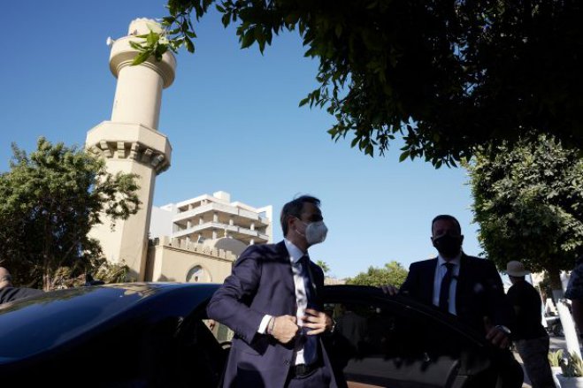 Unser Foto (© Eurokinissi) zeigt Griechenlands Ministerpräsident Kyriakos Mitsotakis am Dienstag (6.4.) während eines offiziellen Besuchs in Tripolis.