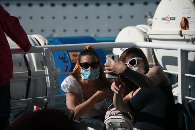 Unser Foto (© Eurokinissi) entstand am Wochenende auf einem Passagierschiff im Hafen von Piräus.