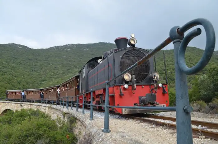 Unser Foto (© Jan Hübel / Griechenland Zeitung) zeigt einen Zug der Pilion-Bahn.
