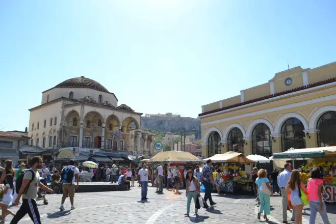 Archivfoto (© Griechenland Zeitung / Jan Hübel): Der Monastiraki-Platz in Athen mit Blick auf die Akropolis. 