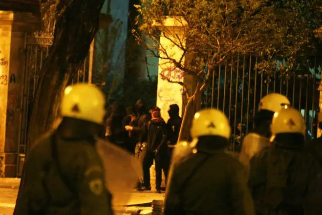 Unser Archivfoto (© Eurokinissi) zeigt Beamte der Bereitschaftspolizei MAT vor dem Athener Polytechnikum.