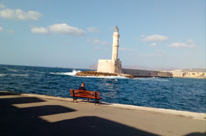 Das Foto der Griechenland Zeitung zeigt den Leuchtturm im Hafen von Chania.