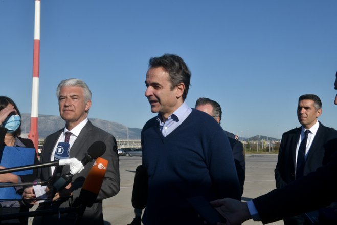 Unser Archivfoto (© Eurokinissi) zeigt den deutschen Botschafter Dr. Ernst Reichel (l.) gemeinsam mit Griechenlands Regierungschef Kyriakos Mitsotakis. Anlass war die Reise von 47 unbegleiteten minderjährigen Flüchtlingen am 18. April nach Deutschland, wo sie herzlich aufgenommen wurden. Ein Interview mit Botschafter Reichel finden Sie in der kommenden Ausgabe der Griechenland Zeitung (GZ 733, die am 8. Juli erscheint).