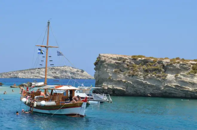 Foto (© Griechenland Zeitung / Jan Hübel): Bandende Kaiki vor der kleinen griechischen Dodekanes-Insel Arki.