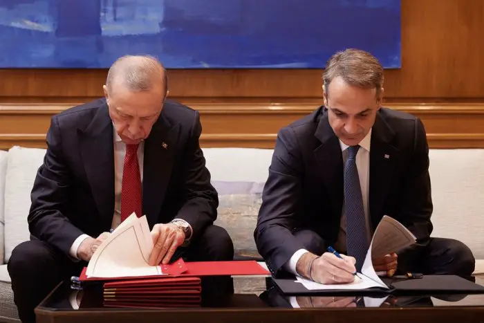 Unser Archivfoto (© Eurokinissi) entstand während eines früheren Treffens zwischen Premierminister Kyriakos Mitsotakis (r.) und dem türkischen Präsidenten Recep Tayyip Erdogan in Athen.