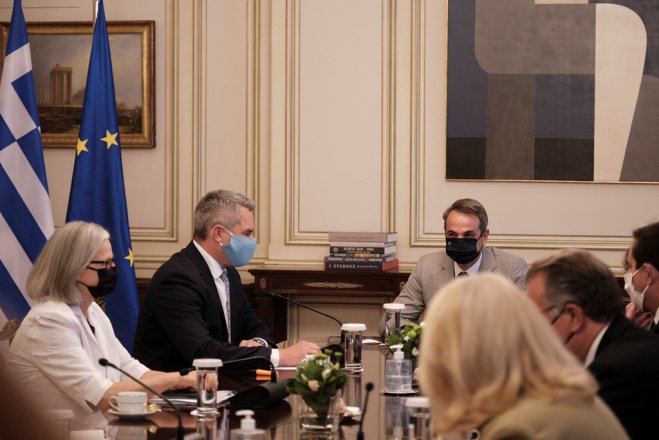 Unser Foto (© Pressebüro des Ministerpräsidenten / Dimitris Papamitsos) entstand während eines Treffens zwischen dem griechischen Ministerpräsidenten Kyriakos Mitsotakis und dem österreichischen Innenminister Karl Nehammer in Athen.