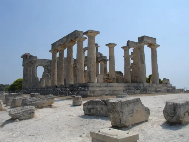 Foto (© yppo): Der Aphaia-Tempel auf Ägina.