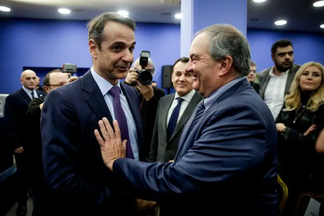 Unser Archivfoto (© Eurokinissi) zeigt den früheren Premierminister Kostas Karamanlis (r.) und den ND-Chef Kyriakos Mitsotakis.