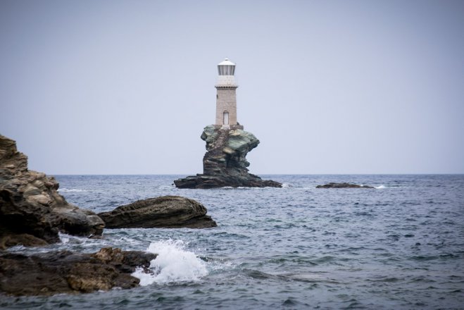 Der Leuchtturm (© Eurokinissi) liegt vor der Ägäisinsel Andros. 