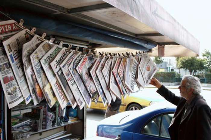 Unser Foto von Eurokinissi zeigt einen Kiosk mit Zeitungen in Athen. 
