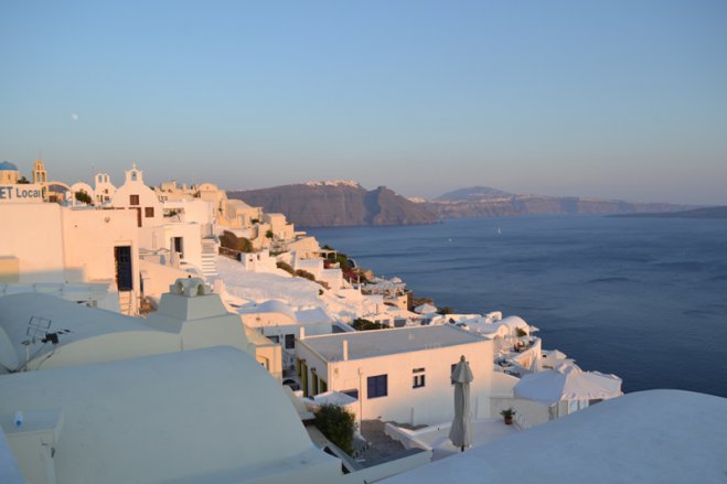 Unser Foto (© GZ / Jan Hübel) zeigt die Insel Santorini, die ebenfalls von den Quarantäne-Bestimmungen der englischen Regierung betroffen ist.