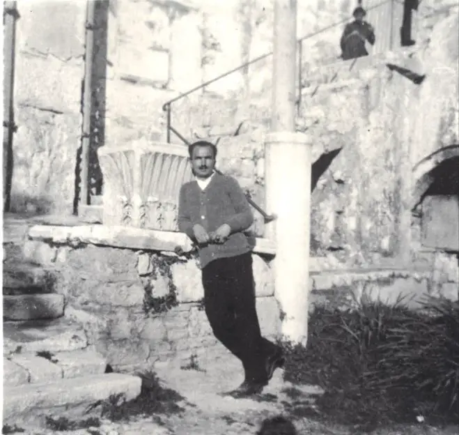 Das Foto zeigt Nikos Kazantzakis im Kloster Dafni, 1924.