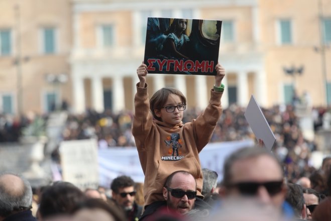 Unser Archivfoto (© Eurokinissi) entstand während einer früheren Demo vor dem Parlament in Athen.