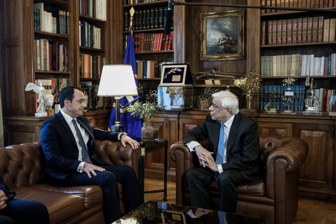 Unser Foto (© Eurokinissi) entstand während eines Treffens zwischen dem griechischen Staatspräsidenten Prokopios Pavlopoulos (r.) und dem zyprische Außenminister Nikos Christodoulidis.