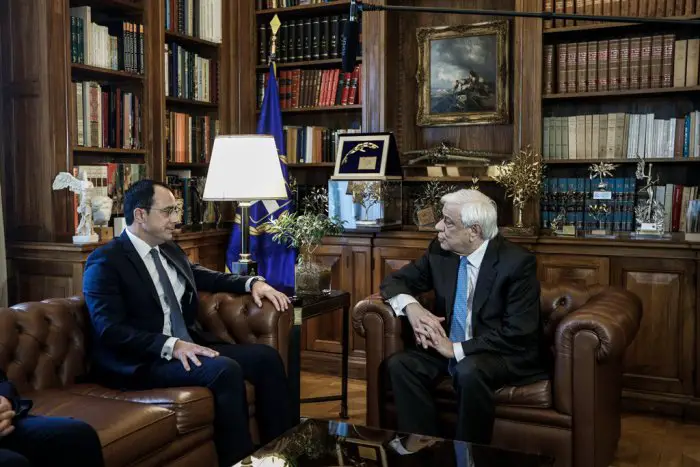 Unser Foto (© Eurokinissi) entstand während eines Treffens zwischen dem griechischen Staatspräsidenten Prokopios Pavlopoulos (r.) und dem zyprische Außenminister Nikos Christodoulidis.