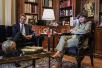 Unser Foto (© Eurokinissi) Kyriakos Mitsotakis zusammen mit Staatspräsidentin Katerina Sakellaropoulou.