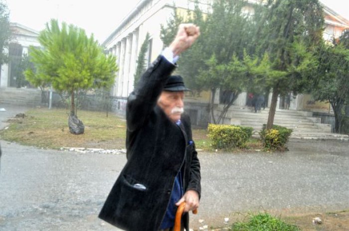 Unser Archivfoto (© Eurokinissi) zeigt den am Montag verstorbenen Widerstandskämpfer Manolis Glezos.