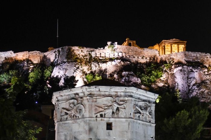 Unser Foto (© Eurokinissi) zeigt im Vordergrund den Turm der Winde und dahinter die Akropolis in der griechischen Hauptstadt Athen. Durch den Streik wären beide Monumente für die Besucher nur aus der Ferne zu bewundern.