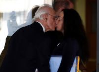 Unser Archivfoto (© Eurokinissi) zeigt Tsochatzopoulos am Rande einer Gerichtsverhandlung im Jahre 2015 mit seiner Ehefrau Vicky Stamati.