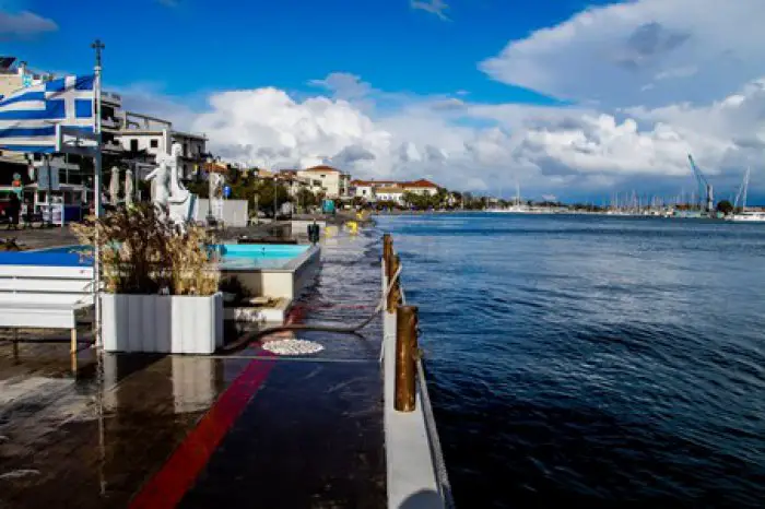 Unser Foto von Eurokinissi zeigt die Strandpromenade von Preveza, die in diesen Tagen zum Teil von Meerwasser bedeckt war. 