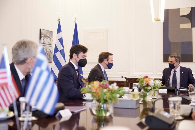 Unser Foto (© Pressebüro des Ministerpräsidenten) entstand während eines Treffens zwischen den beiden US-Senatoren Chris Murphy und Jon Ossoff mit dem griechischen Premierminister Kyriakos Mitsotakis (r.)