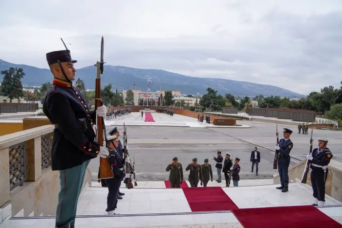 Unser Foto (© Eurokinissi) entstand am Freitag (12.1.) vor dem Verteidigungsministerium in Athen.