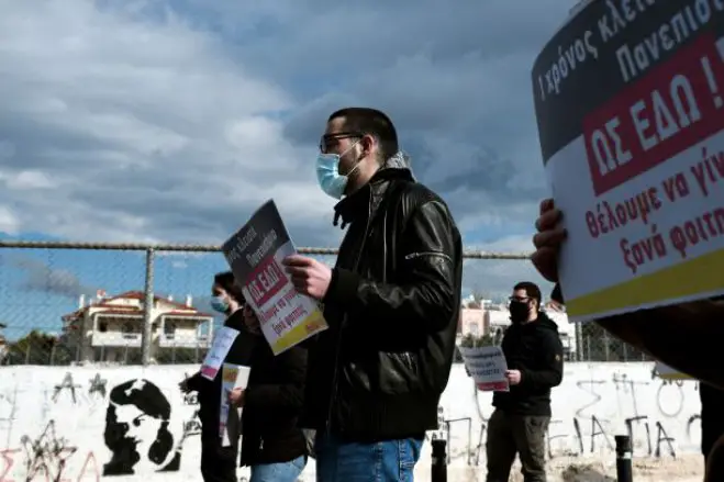 Unser Foto (© Eurokinissi) entstand am Mittwoch während einer Demonstration von Studenten vor dem Bildungsministerium in Athen.