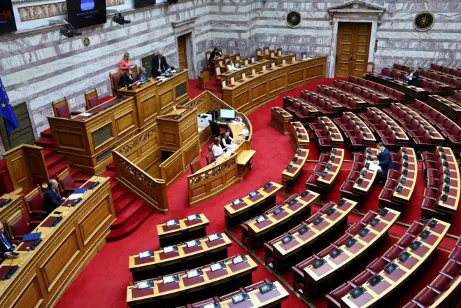 Unser Foto (© Eurokinissi) entstand am Dienstag (16.6.) im griechischen Parlament.