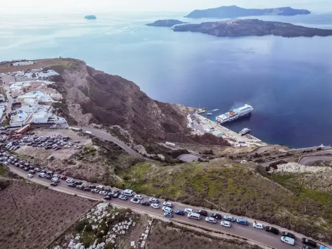 Unsere Fotos (© Eurokinissi) entstanden am Montag (3.2.) auf der Insel Santorini. Viele Menschen verlassen die Insel, unser Foto zeigt die Straße in Richtung Hafen.