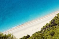 Unser Foto (© Eurokinissi) zeigt den Egremni-Strand auf Lefkada.