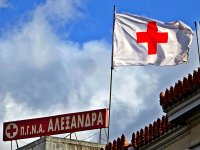 Unser Beispielfoto (© Eurokinissi) entstand vor dem Krankenhaus „Alexandra“ in Athen.
