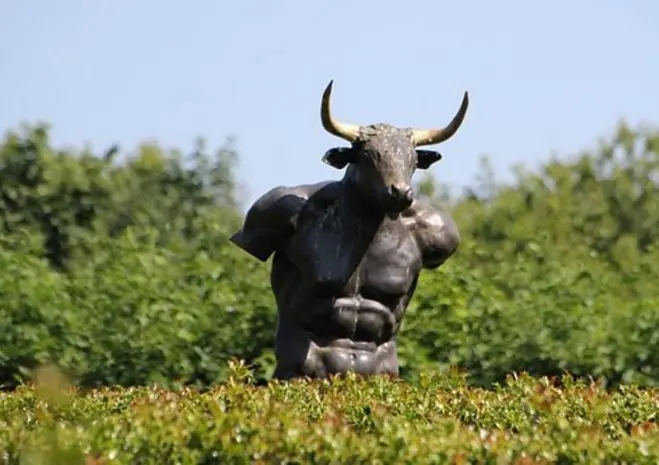 Unser Foto zeigt eine Minotaurus-Skulptur in einem Labyrinth.