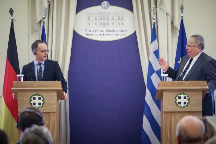 Unser Foto (© Eurokinissi) zeigt den griechischen Außenminister Nikos Kotzias (r.) und seinen deutschen Amtskollegen Heiko Maas während einer Pressekonferenz am Donnerstag in Athen.