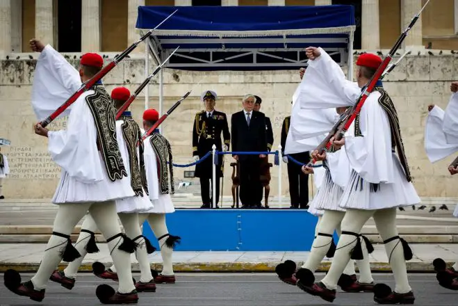 Unsere Fotos (© Eurokinissi) entstand während der Militärparade in Athen. Abgenommen wurde sie von Staatspräsident Prokopis Pavlopoulos.