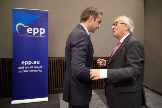 Unser Archivfoto (© Eurokinissi) zeigt Oppositionschef Kyriakos Mitsotakis (l.) in Helsinki gemeinsam mit dem Präsident der Europäischen Kommission Jean-Claude Juncker.
