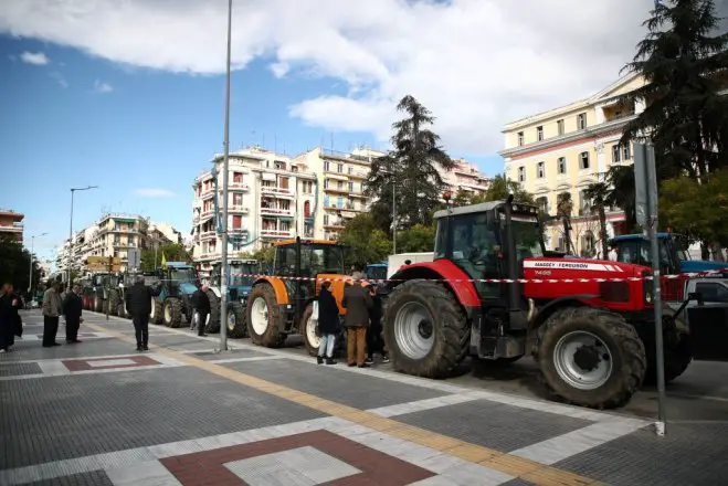 Unser Foto (© Eurokinissi) entstand während einer Demonstration von Landwirten in der nordgriechischen Metropole Thessaloniki.