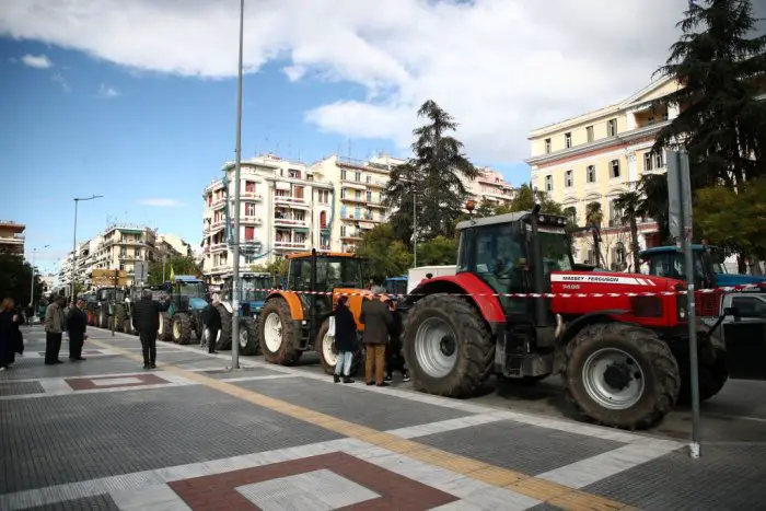 Unser Foto (© Eurokinissi) entstand während einer Demonstration von Landwirten in der nordgriechischen Metropole Thessaloniki.