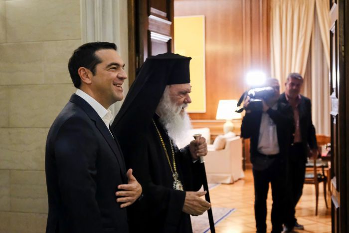 Unser Foto (© Pressebüro des Ministerpräsidenten) zeigt Premier Alexis Tsipras und den Erzbischof von Athen und ganz Griechenland, Hieronymus, am Dienstag im Amtssitz des Ministerpräsidenten, dem Megaron Maximou.