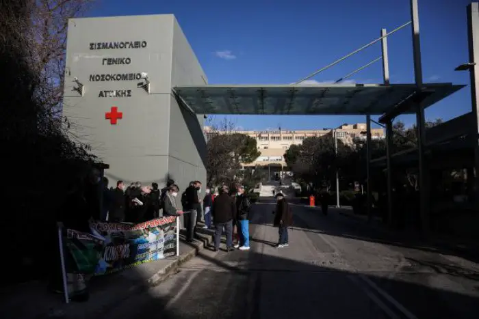 Unser Foto (© Eurokinissi) entstand am Dienstag (18.1.) während einer Demonstration vor dem Sismanoglio-Krankenhaus im Norden Athens.