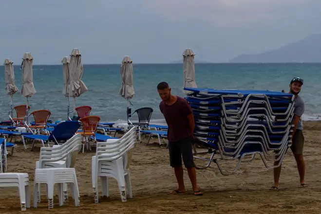 Unser Foto (© Eurokinissi) entstand am Wochenende an einem Strand bei Athen, der aufgrund des schlechten Wetters leer blieb.