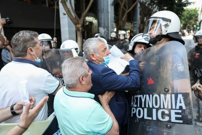 Unser Foto (© Eurokinissi) entstand am Dienstag (30.6.) während einer Demonstration der Krankenhausangestellten vor dem Finanzministerium in Athen.
