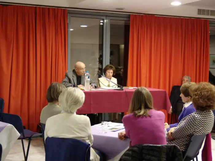 Unser Foto (© Griechenland Zeitung / Jan Hübel) zeigt Kaiti Manolopoulou bei einer Buchlesung im März 2017 im Deutsch-Griechischen Verein Philadelphia in Athen.