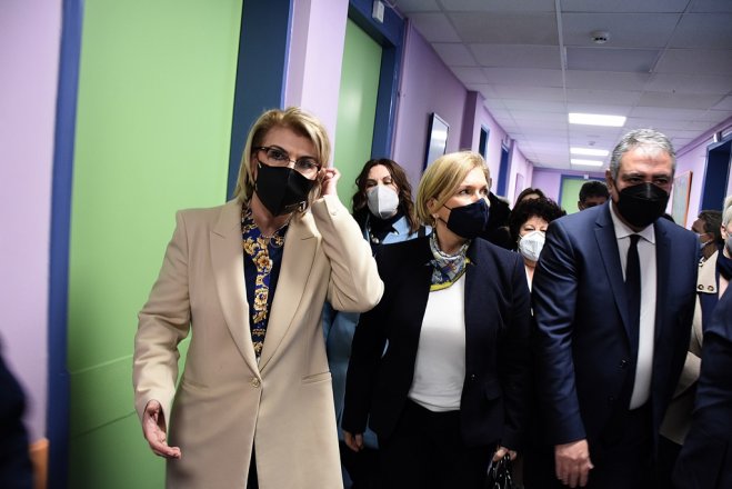 Unser Archivfoto (© Eurokinissi) zeigt die stellvertretende Gesundheitsministerin Mina Gaga während eines offiziellen Besuchs in einem Krankenhaus in der Argolis auf der Peloponnes.