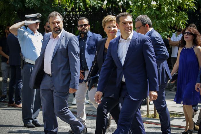 Unser Foto (© Eurokinissi) zeigt Ministerpräsident Alexis Tsipras mit Mitgliedern seines neuen Kabinetts.
