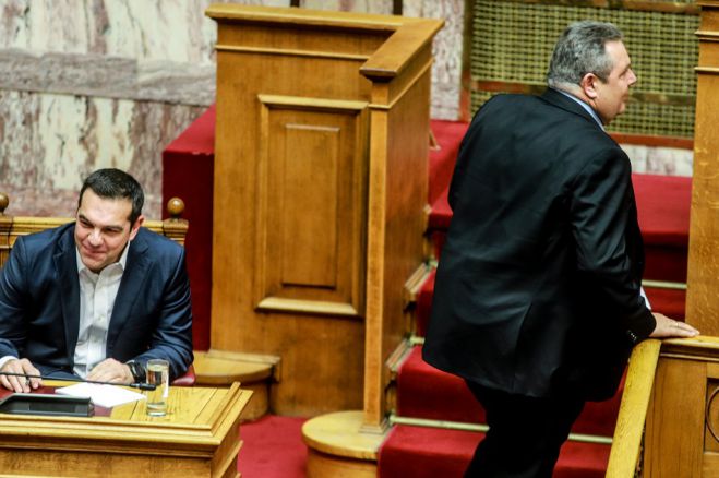 Unser Archivfoto (© Eurokinissi) zeigt Ministerpräsident Alexis Tsipras (l.) und ANEL-Chef Panos Kammenos im griechischen Parlament.
