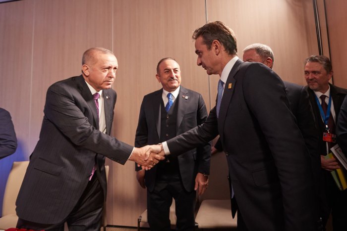 Unser Archivfoto (© Eurokinissi) entstand während eines Treffens zwischen dem griechischen Premierminister Kyriakos Mitsotakis (r.) und dem türkischen Präsidenten Recep Tayyip Erdogan.